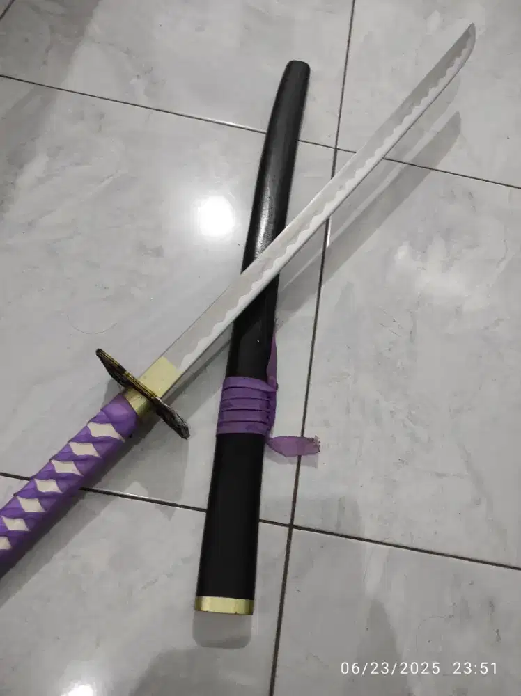 Pedang kayu bekas cosplay