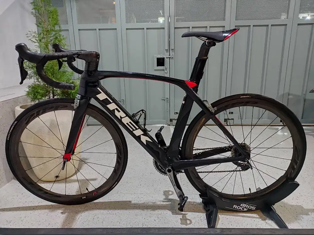 ROADBIKE AERO TREK MADONE 9.9 (collectible item) Sz 56 DJL CPT BU