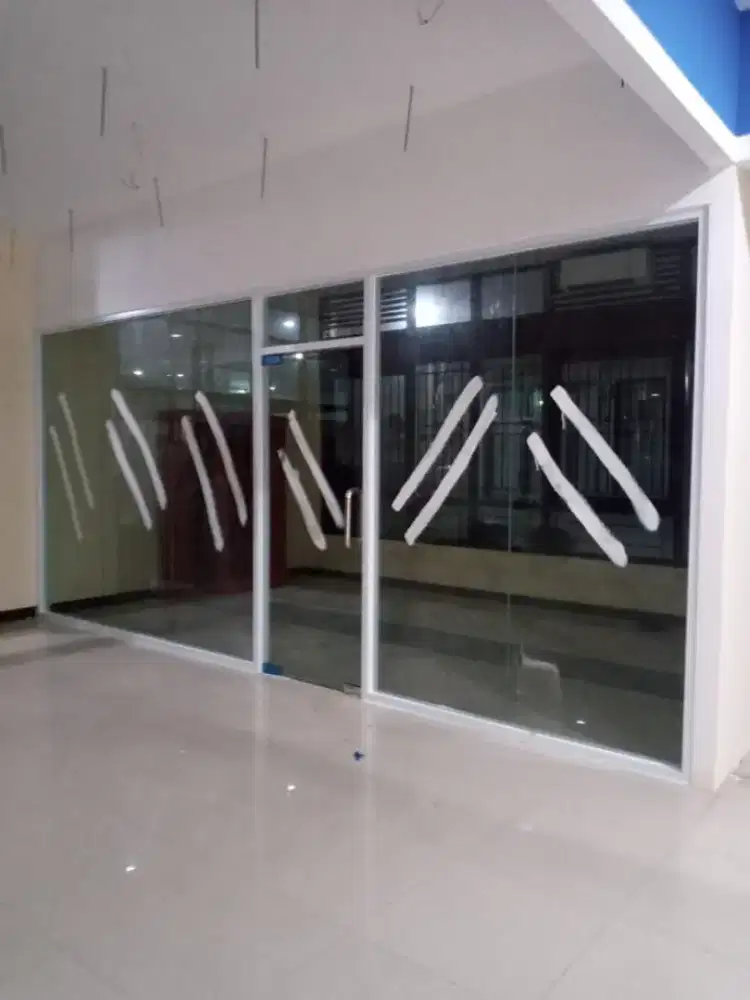 Kusen alumunium dan kaca