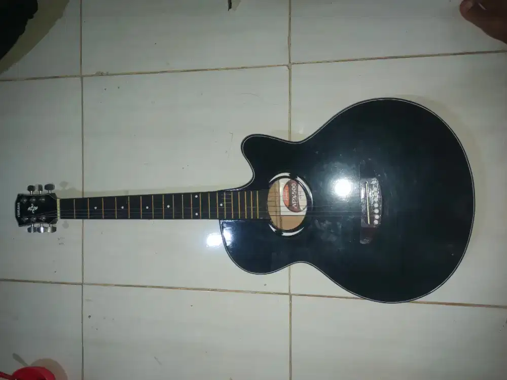 Gitar merek APX500
