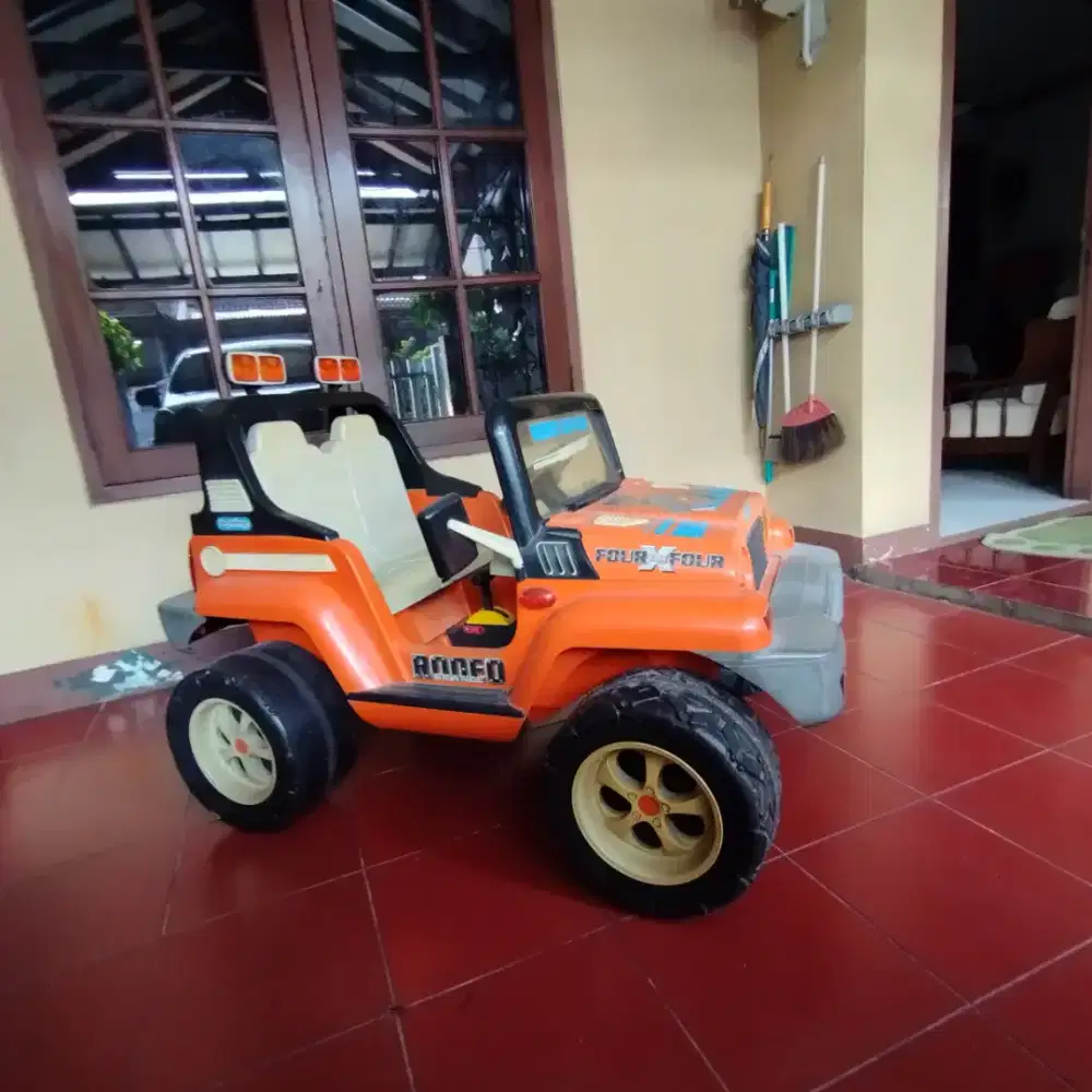 Peg Perego Mobil aki mainan anak