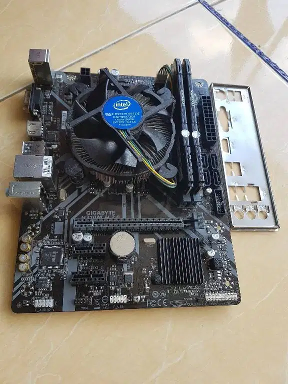 Sepaket Intel Core i7 9700TE | Gigabyte H310M H 2.0 | Ram 16gb DDR4