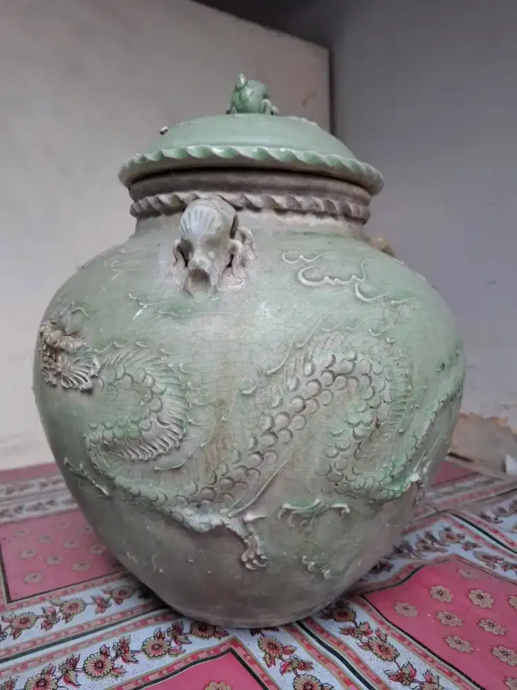Guci Antik Kalimantan Motif Naga