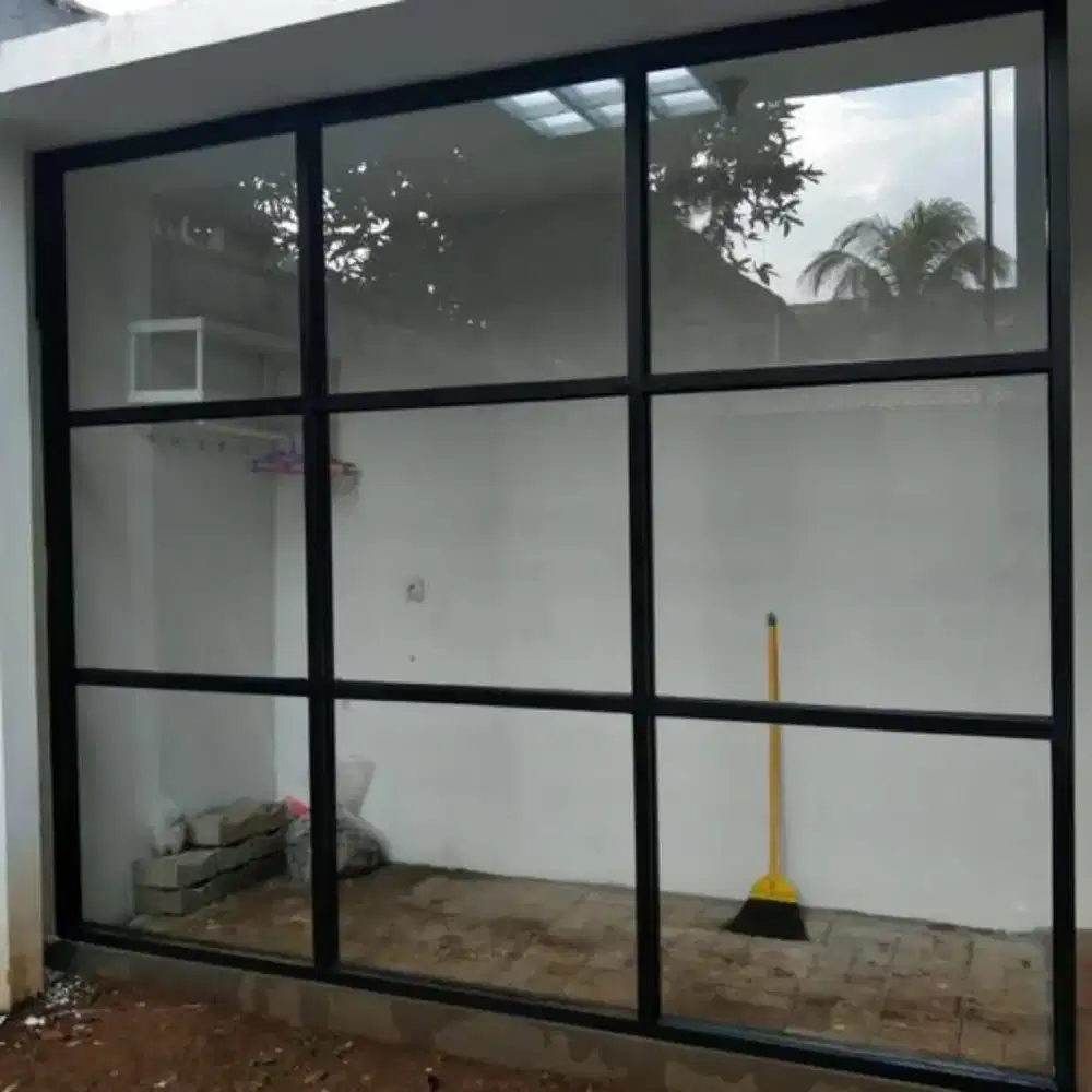 Sekat ruangan kaca dan aluminium