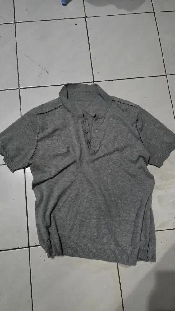 Kaus kerah keren dan sandal santai tapi mewah