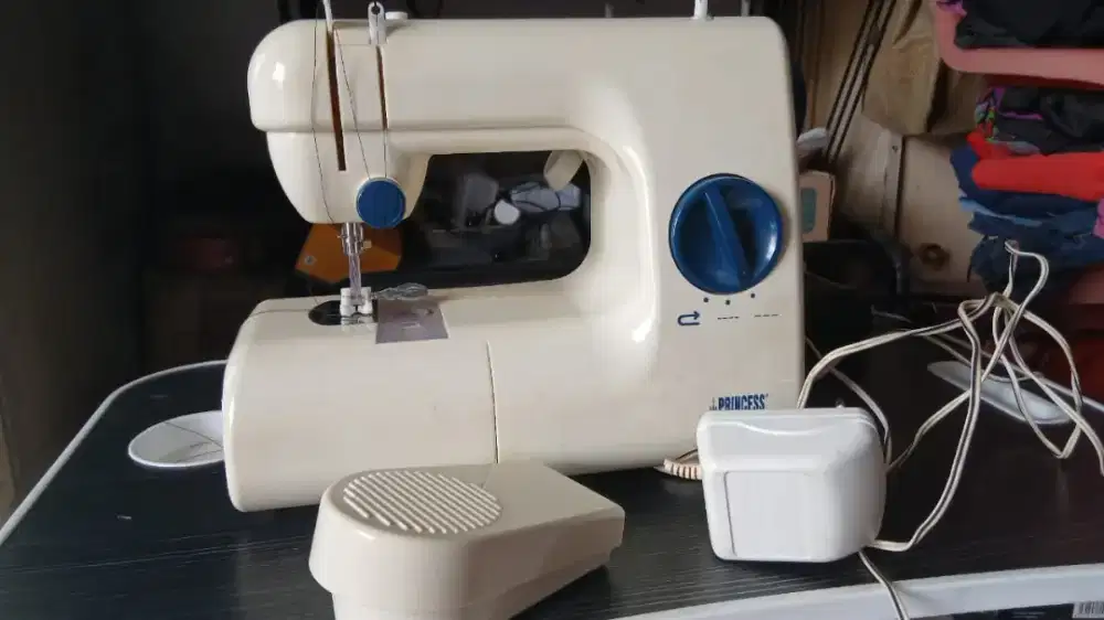 DIJUAL CEPAT Mesin Jahit  portable Merk Princess gampang dibawa kmana2