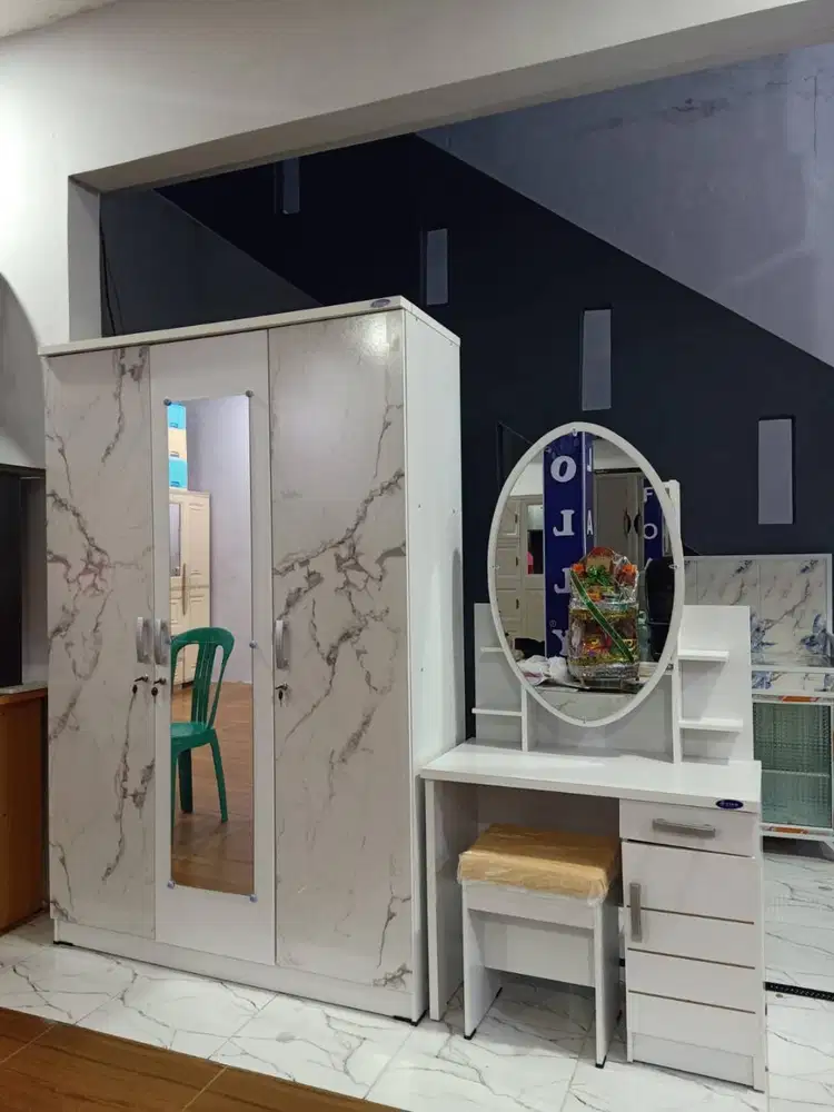 LEMARI 3 PINTU & MEJA RIAS