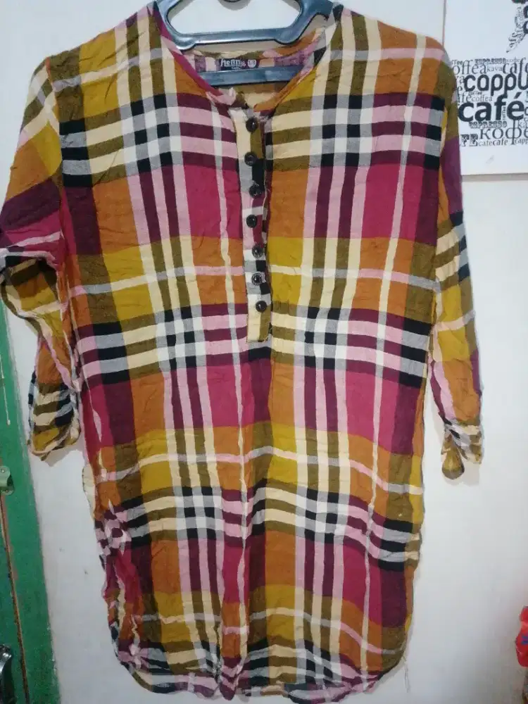 Atasan kotak-kotak wanita