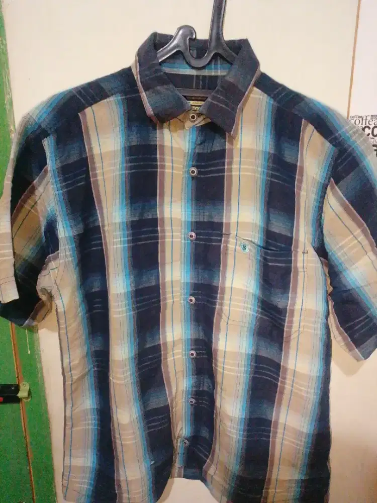 Kemeja kotak laki laki