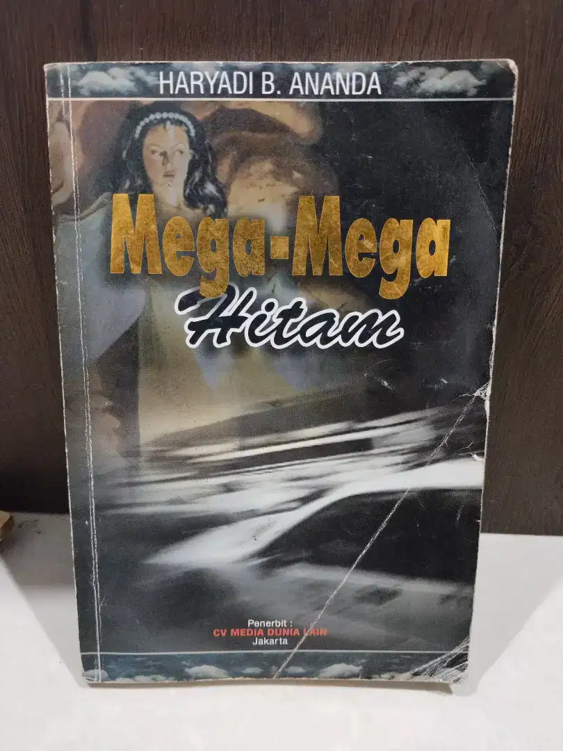 Novel remaja berjudul Mega mega hitam