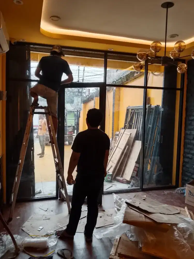 Partisi kaca dan pintu