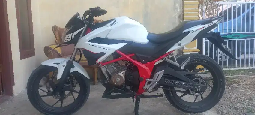 Dijual  cb150r harga 15  juta nego dan  pemakaian pribadi