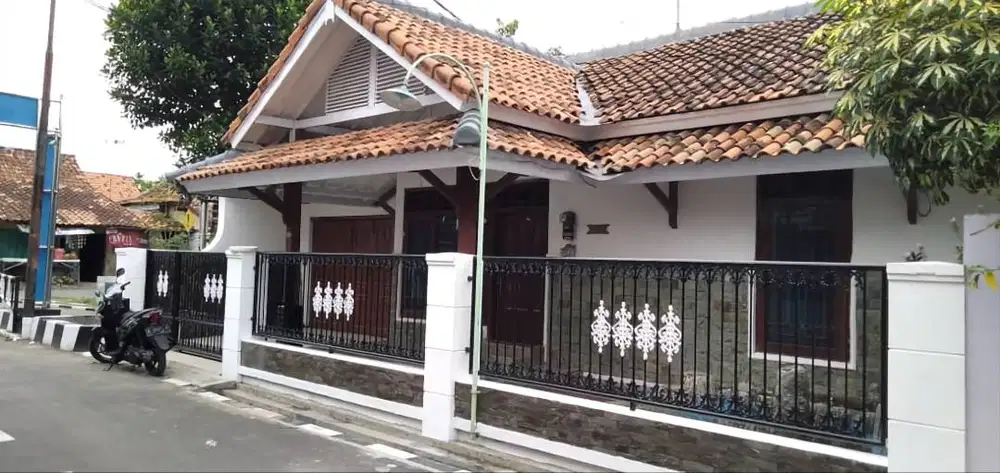 RUMAH TINGGAL DI KAWASAN PREMIUM KOTA PEKALONGAN JATENG