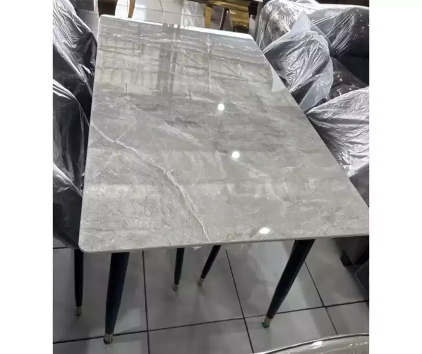 Meja makan beserta kursi