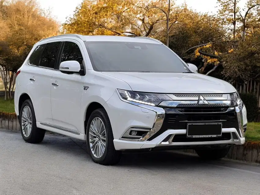 Mitsubishi Outlander PHEV 2.4 Ultimate Hybrid At 2019 km +/- 20.000