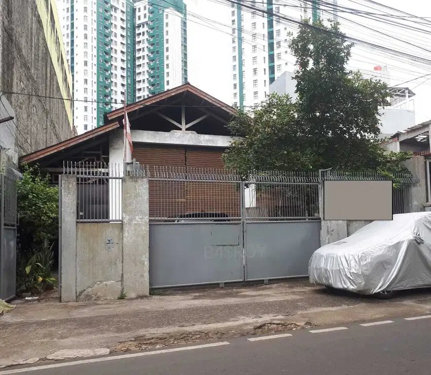 Rumah Lama Pinggir Jalan di Paseban Jakarta Pusat