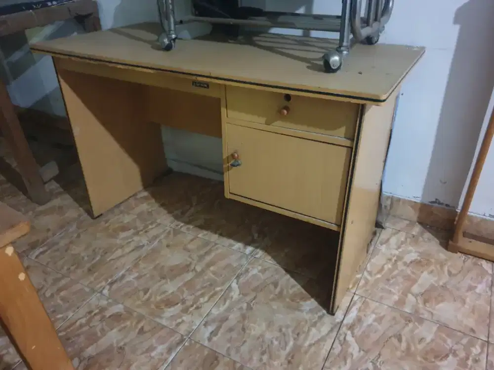 Meja kerja kayu resepsionis kondisi minus