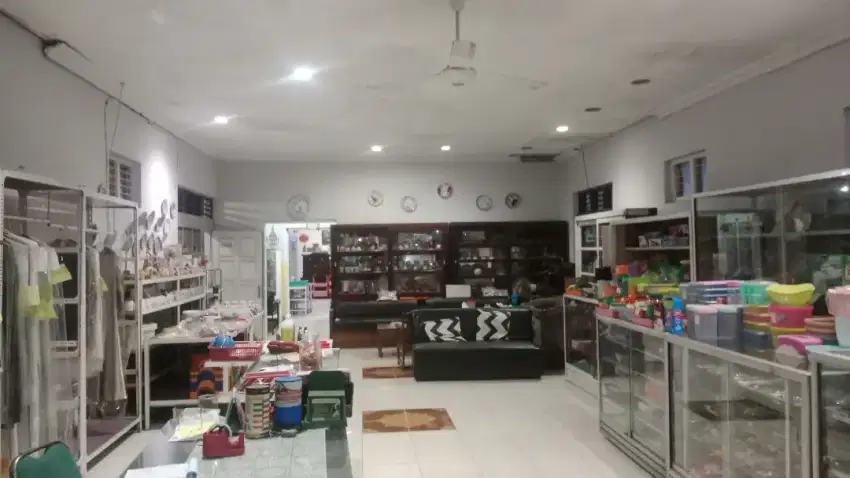 Disewakan rumah tepi jl kaliurang cocok buat kantor, r makan,