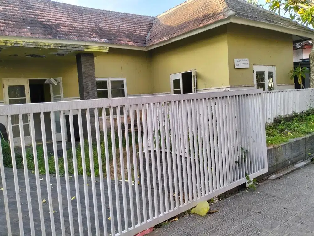 Rumah mangkrak seharga tanah di taman giri