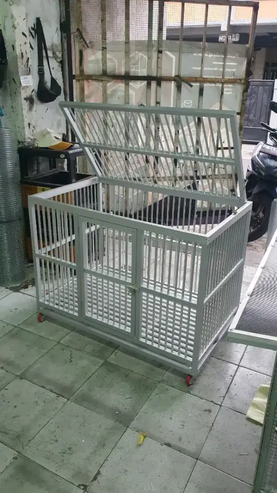 Kandang anjing pintu atas bisa dibuka