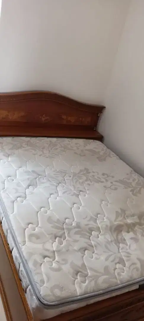 Divan kayu + springbed merk comforta 160x200