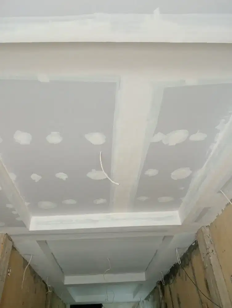 Pasang plafon gipsum dan partisi