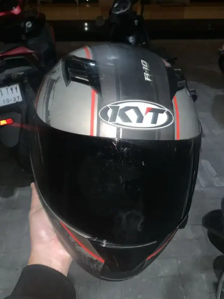 Helm KYT R10 Full Face – Hitam Merah (Dark Visor)