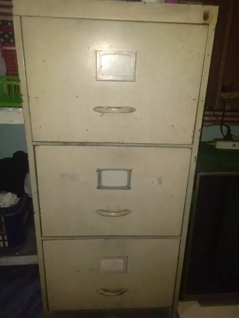 Jual lemari besi... Tuk Arsip+ 2 kursi manager
