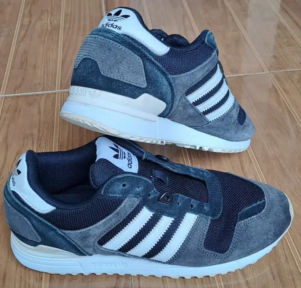 Sepatu Adidas ZX 700 Original