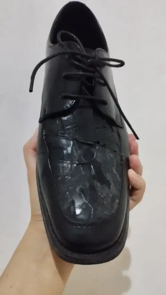 Sepatu pantofel minus atasnya udh terkelupas