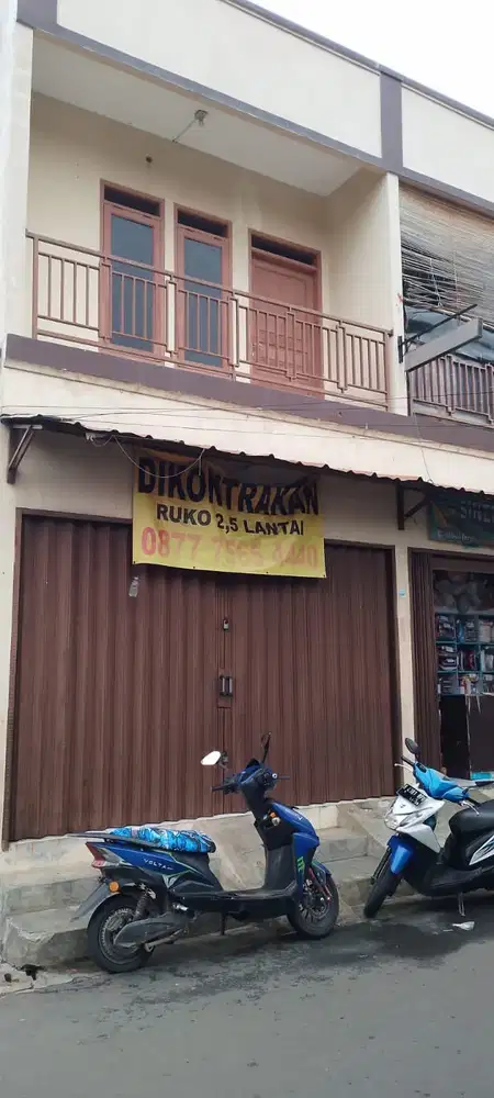 Di sewakan ruko 2,5 lantai dekat jalan raya