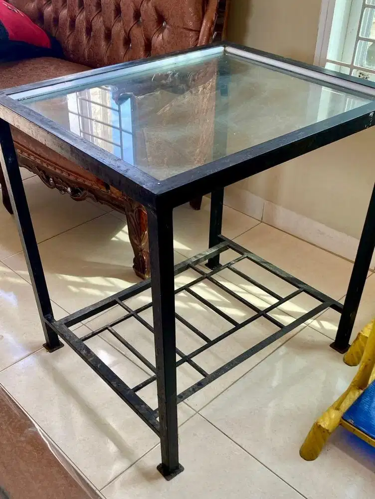 Meja Besi Kaca Serbaguna