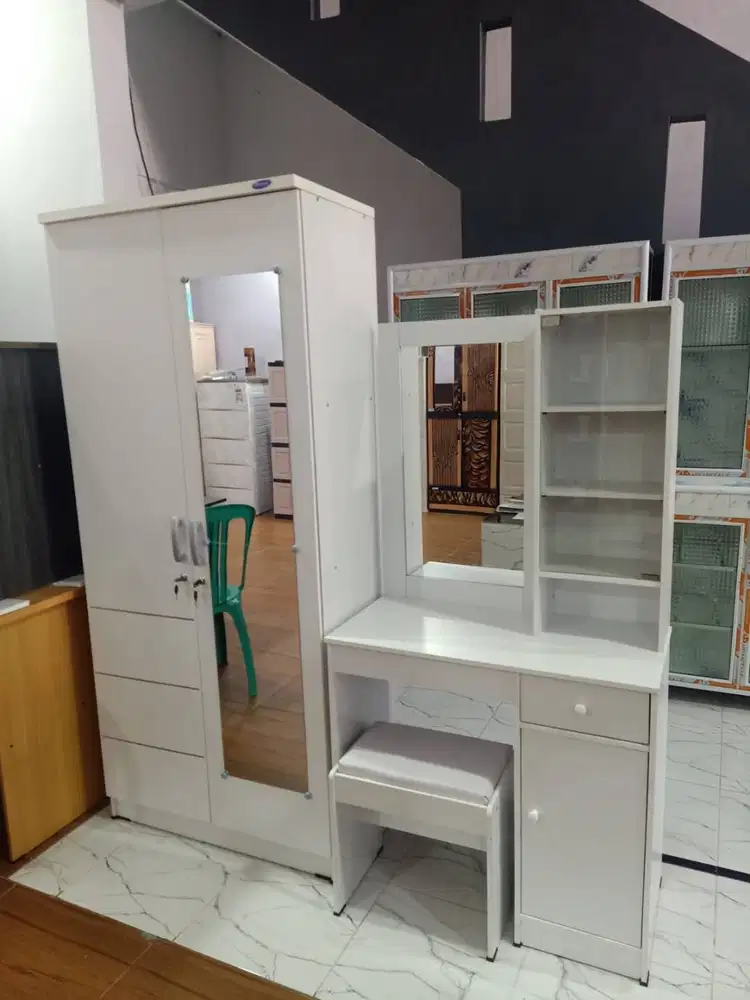 SEPAKET MEJA RIAS & LEMARI