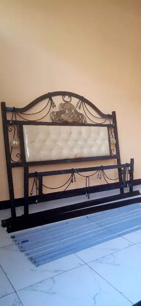 Ranjang Besi Model Klasik