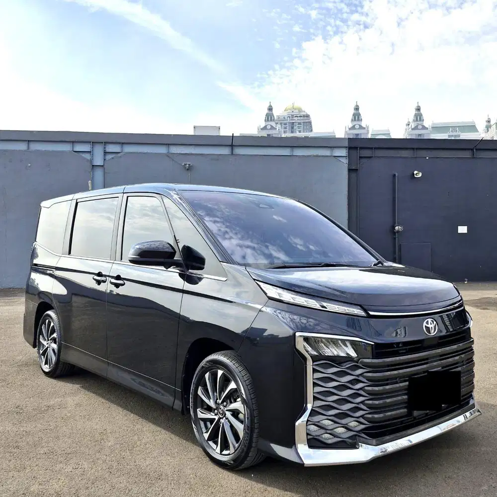 Toyota Voxy 2.0 AT 2022 KM 52rb Black Good Condition.
