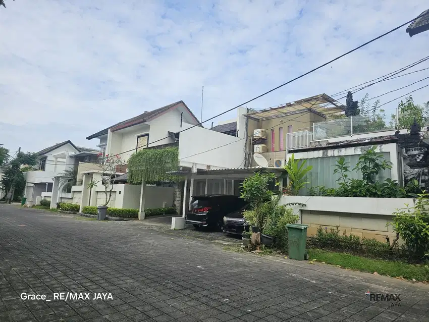 Rumah 5 Kamar Tidur Semi Furnished Dijual, di Kuta