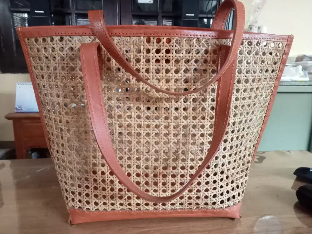 PRELOVED 
Tas Rotan kombinasi kulit, COD Cijantung dsk