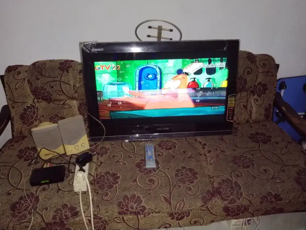 TV LED Polytron 32 kondisi nyala gambar bergaris