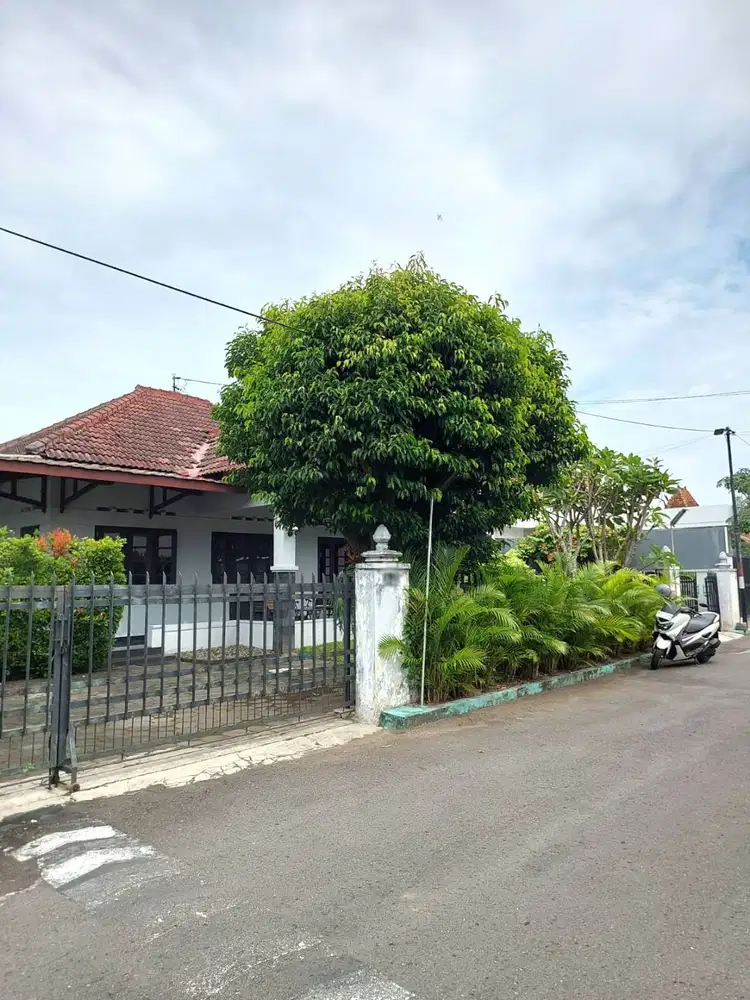 Rumah Luas dan Adem di Lingkungan Kraton