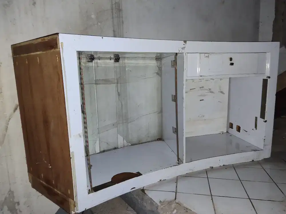 Dijual meja kasir dan etalase barang agak melengkung