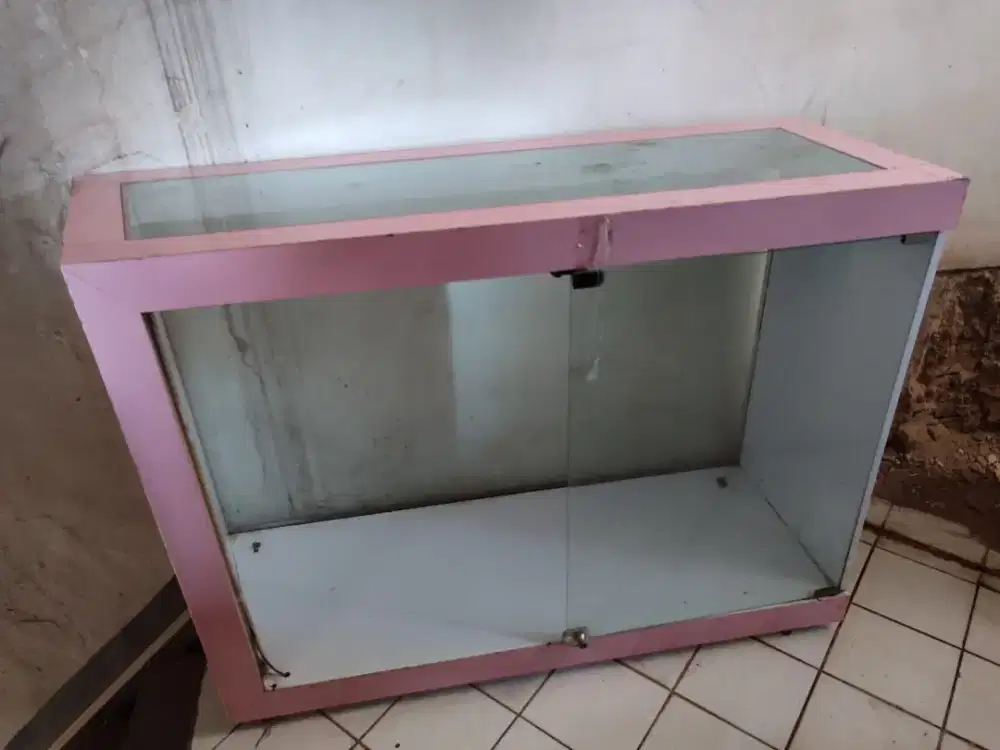 Dijual etalase kaca list kayu wrn pink