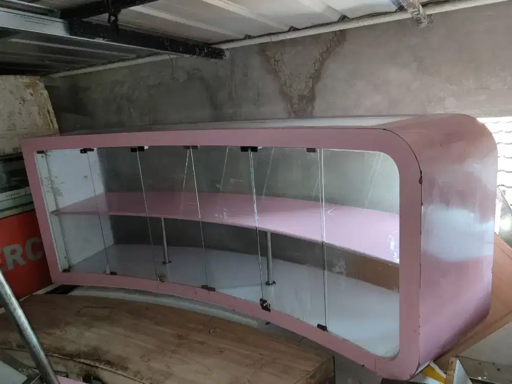 Dijual etalase kaca frame kayu pink