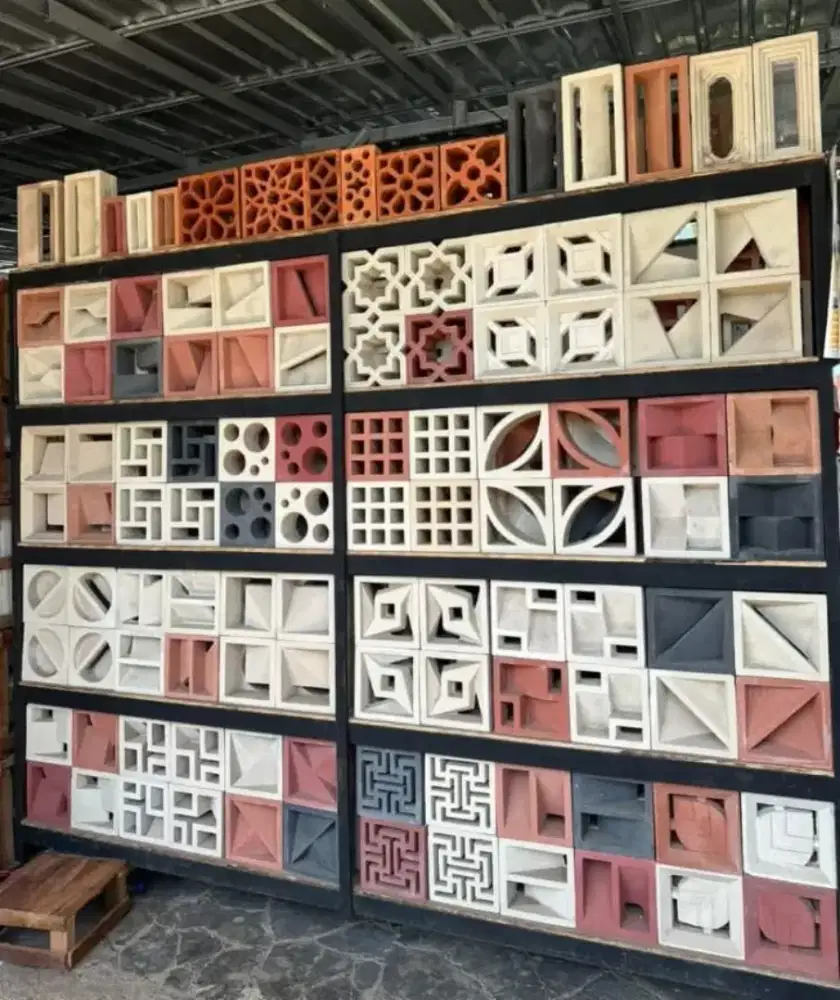 Ornamen loster putih minimalis