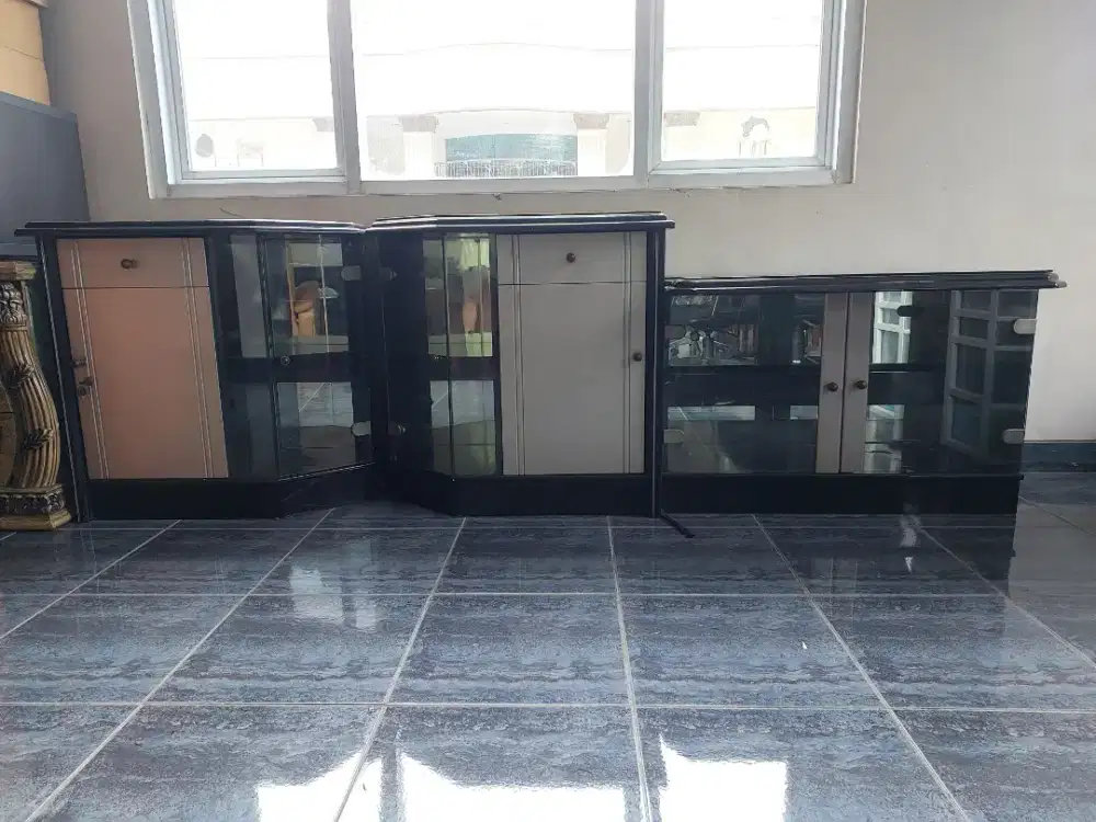 Dua Lemari Hitam Kaca