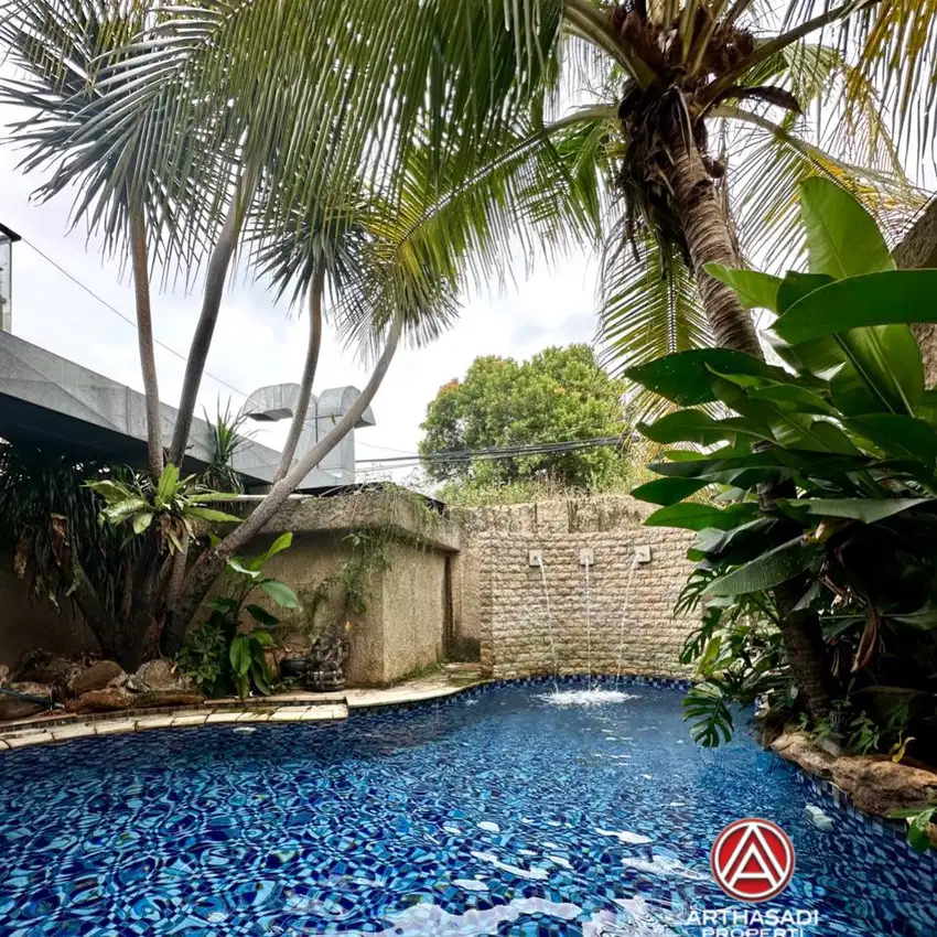 JATI PADANG, RUMAH MEWAH 2 LANTAI  DENGAN KOLAM RENANG