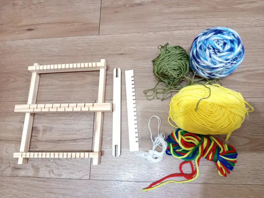 Alat kerajinan tangan tenun mini.