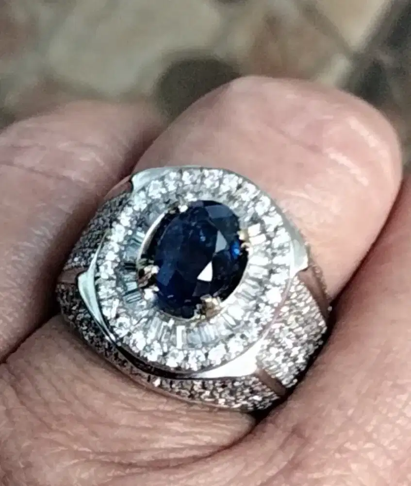 Royal blue sapphire safir