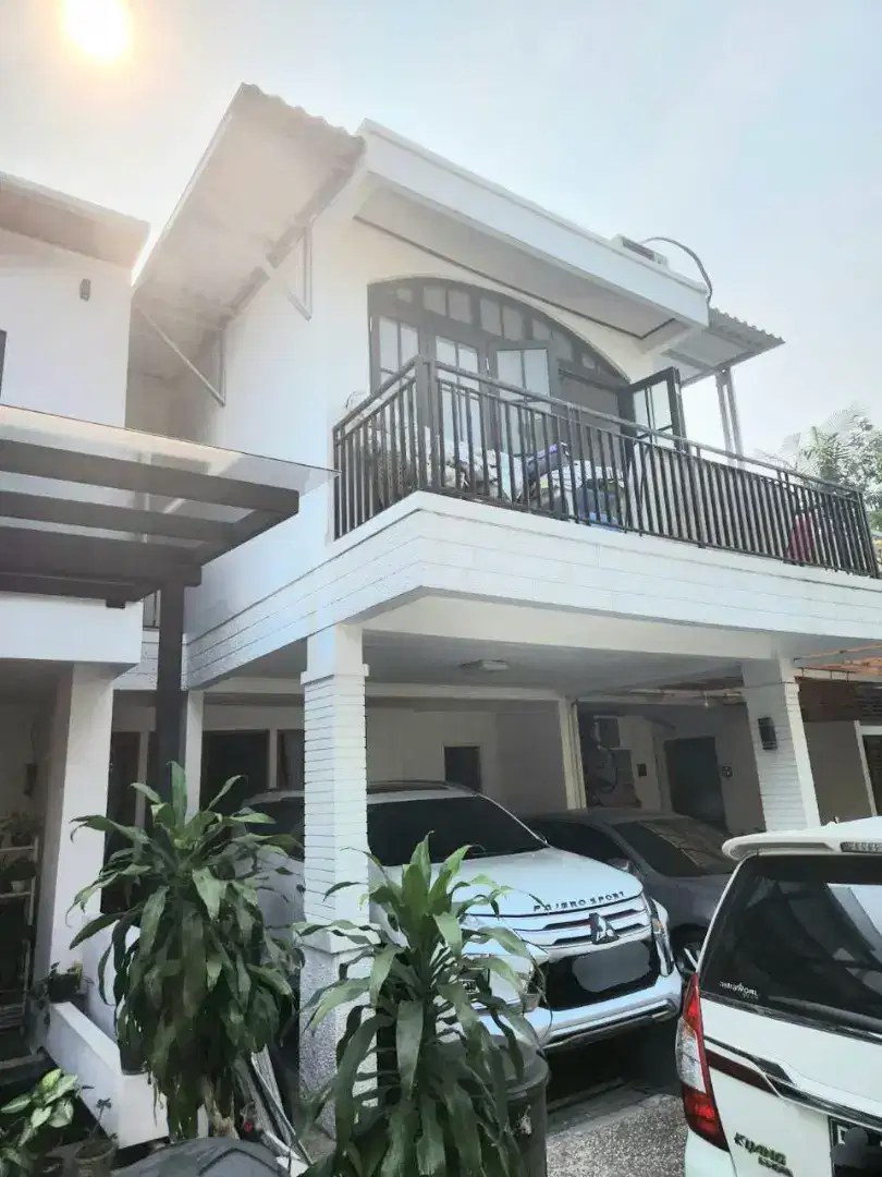 Di jual rumah mewah dalam komplek di grean park jatiwarna