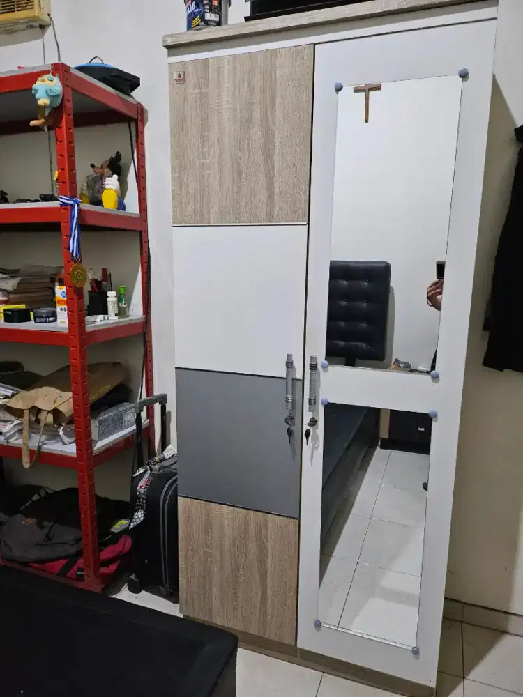 Dijual lemari 2 pintu.