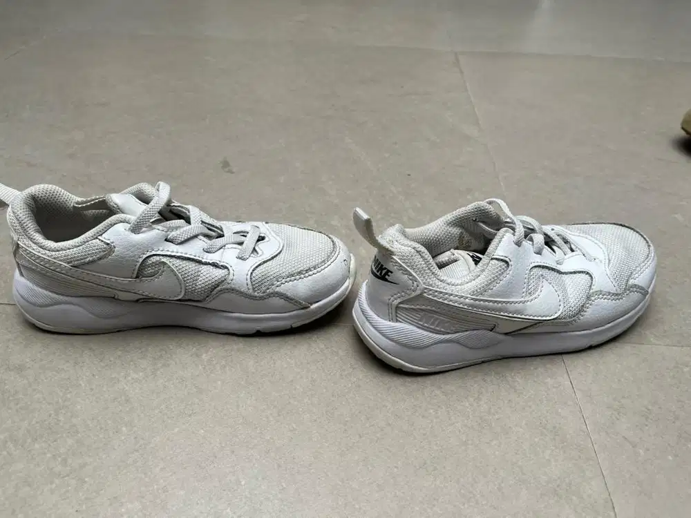 sepatu nike putih masih bagus size 30 inch